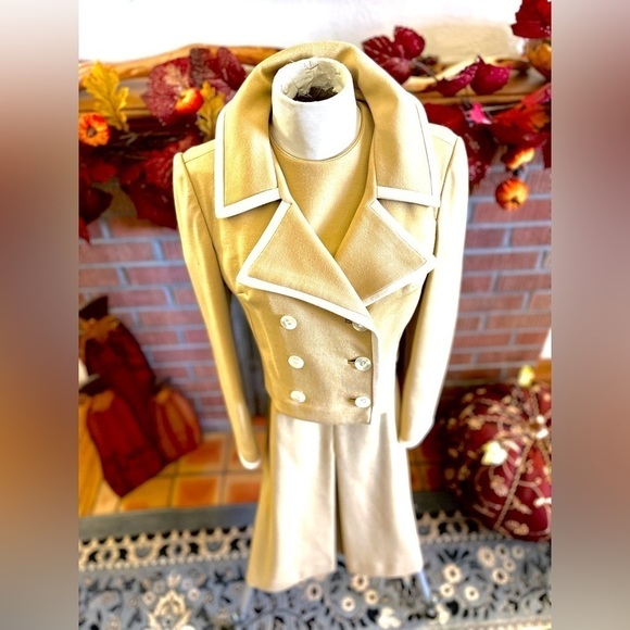 CAMEL WOOL JACKET AND PLEATED SKIRTS SET WITH MILITARY BUTTON DETAILING - Picture 3 of 7